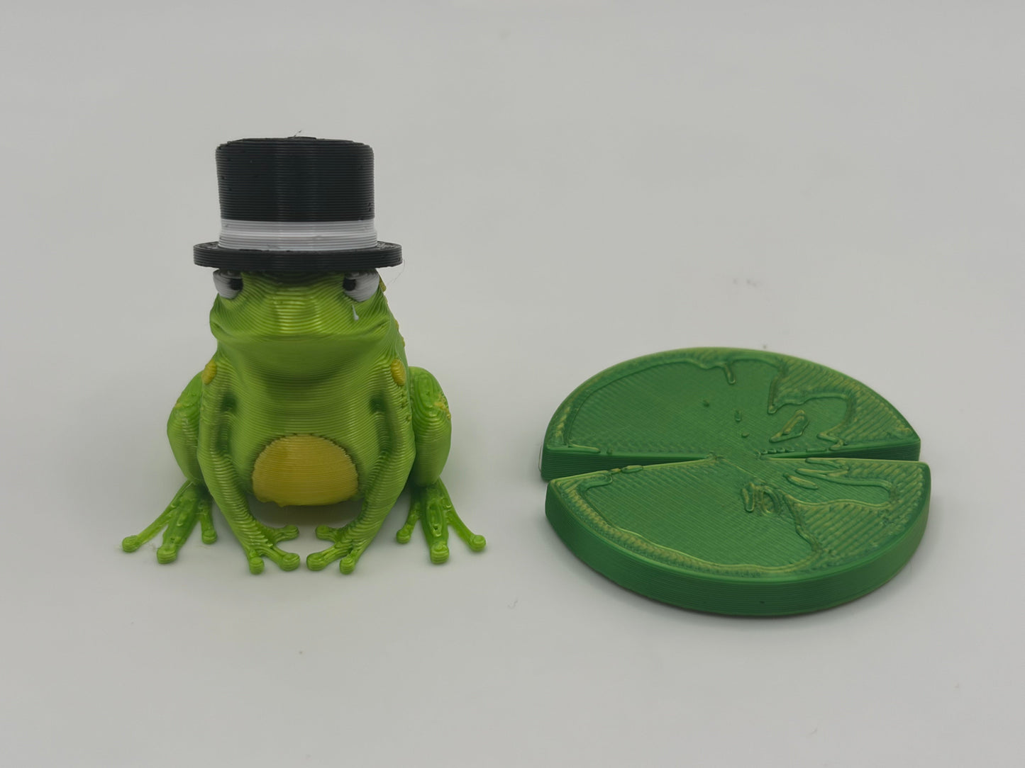 Magnetic Bullfrog w/Interchangeable Hats on a Lily Pad